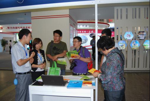 第十六届北京软博会众多参观者在永中软件展示区了解永中Office2012